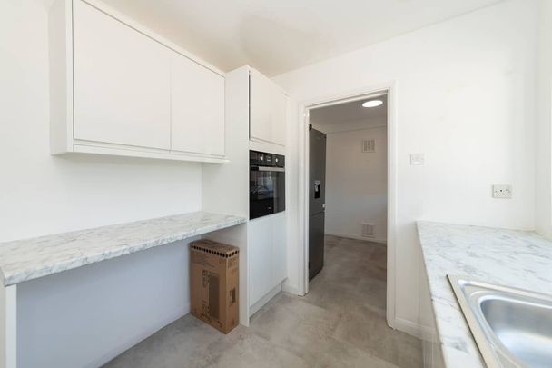 Lowfield Green, Reading, RG4 - Photo 1