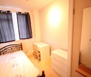 Room in a Shared Flat, Market Square, E14 - Photo 1