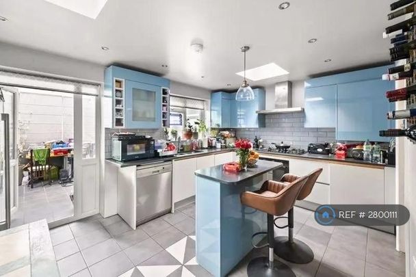 1 bedroom in a house share to rent - Photo 1