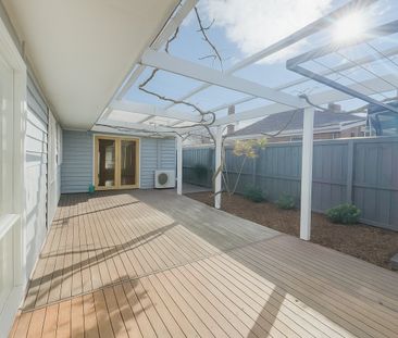 Warm, Inviting and Wonderfully Convenient - Photo 2