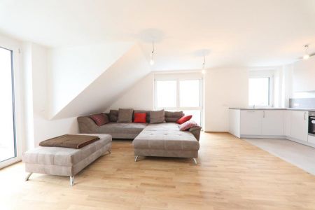 Seniorengerechte und barrierefreie Neubau-Dachgeschosswohnung mit Balkon, Bühnenraum und Weitblick - Photo 3