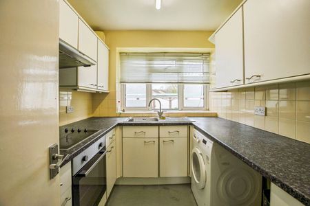 2 Bed Flat, Woodside Green, SE25 - Photo 2