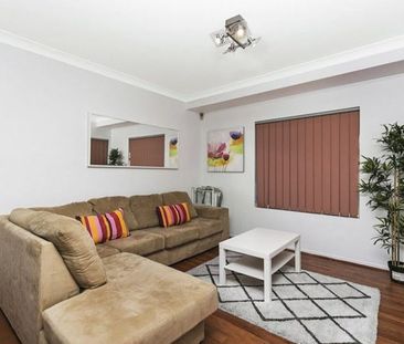 SPACIOUS TOWNHOUSE - GREAT LOCATION - Photo 2