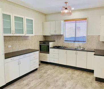 Luxurious Family Home in Lithgow - 74 Sandford Avenue - Photo 3