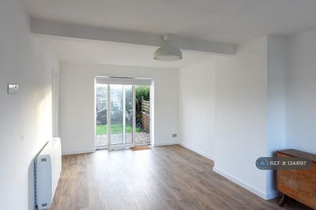 4 bedroom semi-detached house to rent - Photo 2