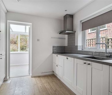 A charming and Spacious two-bedroom bungalow in a quiet, residentia... - Photo 5