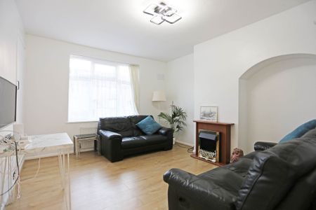 Price £1,900 pcm - Available Now - Unfurnished - Photo 2