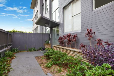 SUN DRENCHED TWO BEDROOM APARTMENT! - Photo 2