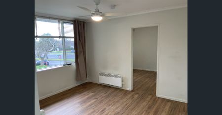 SPACIOUS ONE BEDROOM APARTMENT IN EXCELLENT CONDITION - Photo 4