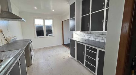 Renovated four-bedroom family home - Photo 4