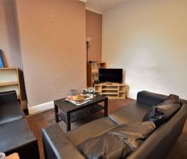 4 bedroom House in Meadow View, Leeds - Photo 1