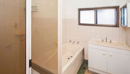 Lovely 2 Bedroom Family Home with Parking for 2 Cars! - Photo 5