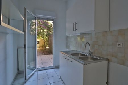 Location Appartement 2 pièces 46m² NIMES 30000 - Photo 4