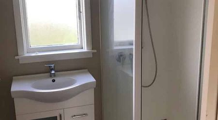 Sunny home close to Paritutu and Back Beach - Photo 3