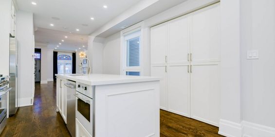 Beautiful renovated 5BR century home in Leslieville - Photo 3