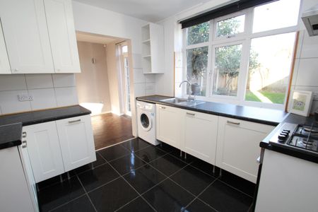 3 bedroom semi-detached house to rent - Photo 4