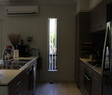 3 Bedroom Townhouse 100m to Westfield Carindale - Photo 3