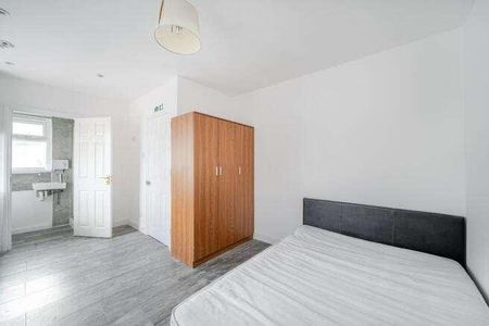 Goldbeaters Grove, Edgware, HA8 - Photo 2