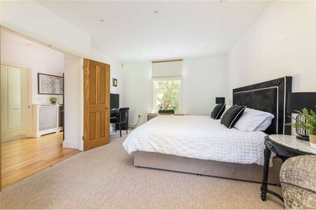 A stunning semi detached family home on one of the most desirable roads in the heart of Putney with a good sized garden and off-street parking for three cars. - Photo 5