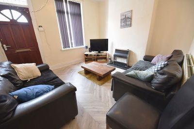 4 bedroom House in Harold Grove, Leeds - Photo 1