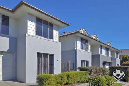 Well positioned Townhouse - Photo 2