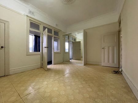 Oversized neat and tidy 2-bedroom shop top flat - Photo 2