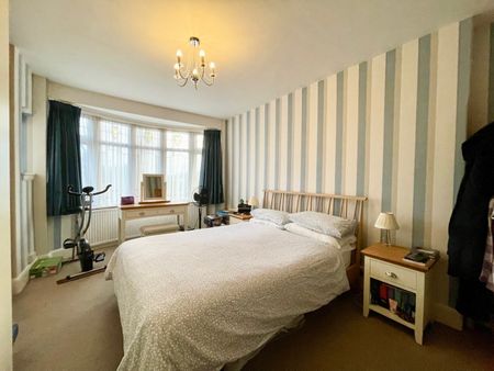 3 Bed Terraced House, Norwood Gardens, IG5 - Photo 5