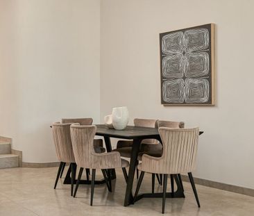 Ideally located family home with a versatile floor plan - Photo 4