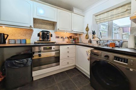 Chelveston Crescent, SO16 - Photo 3