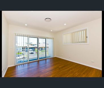 Brand New 5-Bedroom Home - Photo 5