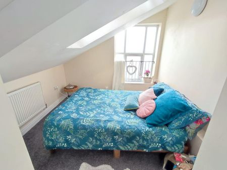 4 bedroom flat to rent - Photo 2