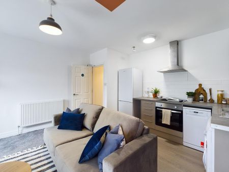 4 bedroom flat to rent - Photo 2