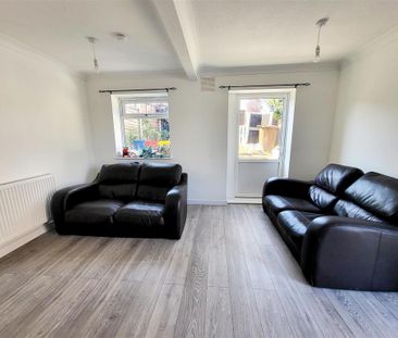 3 bedroom flat to rent - Photo 3