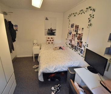 7 Bed Terraced House, Hillside Court, RG1 - Photo 2