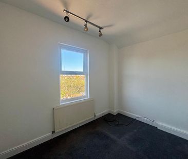 A three bedroom Mid Terraced House - Photo 6