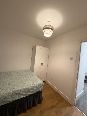 Room in a Shared Flat, Dersingham Avenue, E12 - Photo 4
