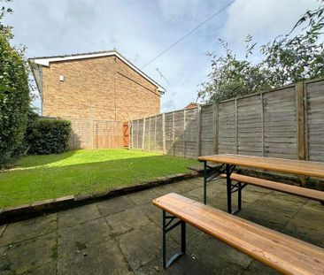 4 bedroom semi-detached house to rent - Photo 2