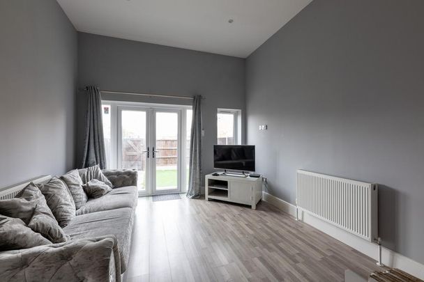 4 bedroom semi-detached house to rent - Photo 1