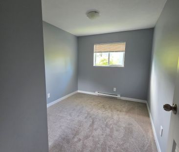 ONE MONTH FREE newer renovated units walking distance to everything !! - Photo 6