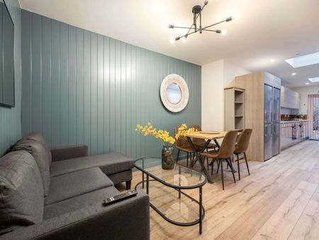 OX Living is proud to present this high-quality 8-bedroom co-living property, perfect for working professionals looking for stylish, stress-free living. Room 1 - Photo 2