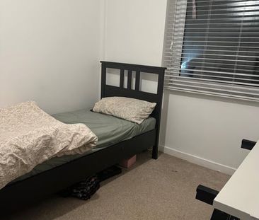 Room in a Shared Flat, Epsom Road, CR0 - Photo 1