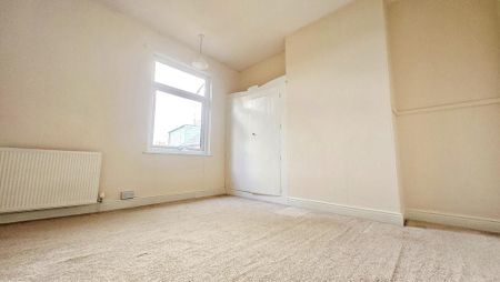 4 bedroom terraced house to rent - Photo 3