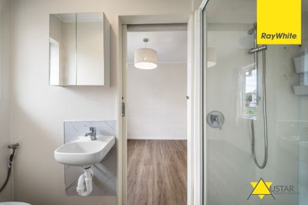 Sunny Retreat in a Peaceful New Lynn Cul-de-Sac - Photo 3