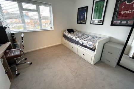 8 Caselden Close, Addlestone - 3 bedrooms Property for lettings - Seymours - Photo 4