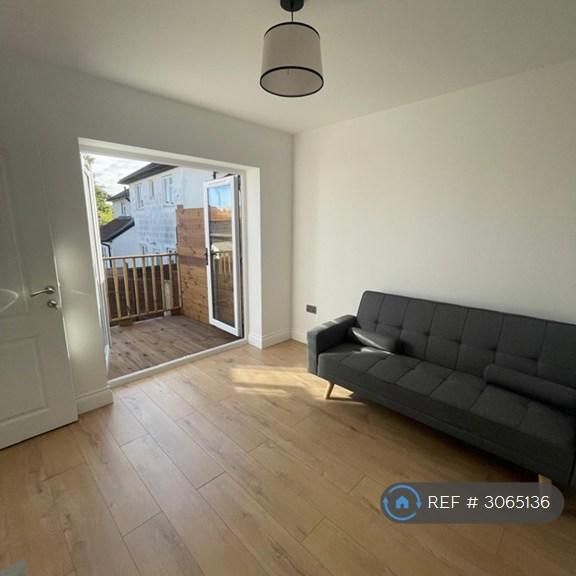 4 bedroom semi-detached house to rent - Photo 1