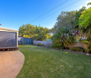 Spacious 4-Bedroom Home in Quiet Old Bar Cul-de-Sac - Photo 5