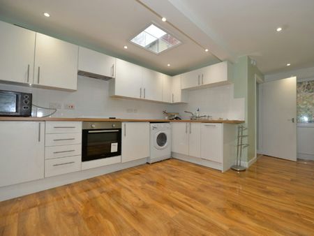 Terraced House to rent on - Photo 5