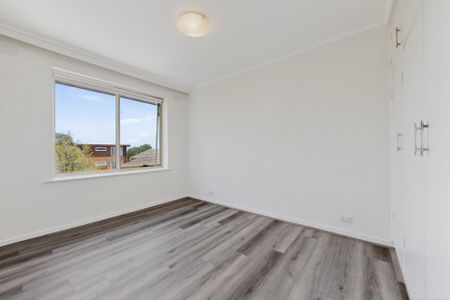 STYLISH REFRESHED APARTMENT IN PRIME KEW LOCATION - Photo 5