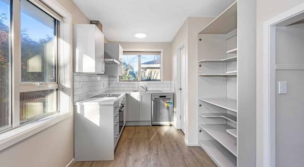 Modern and Comfortable 3 bedroom - Photo 1