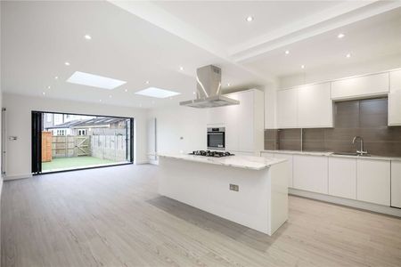 A gorgeous four bedroom family home, which has just been refurbished throughout. - Photo 5